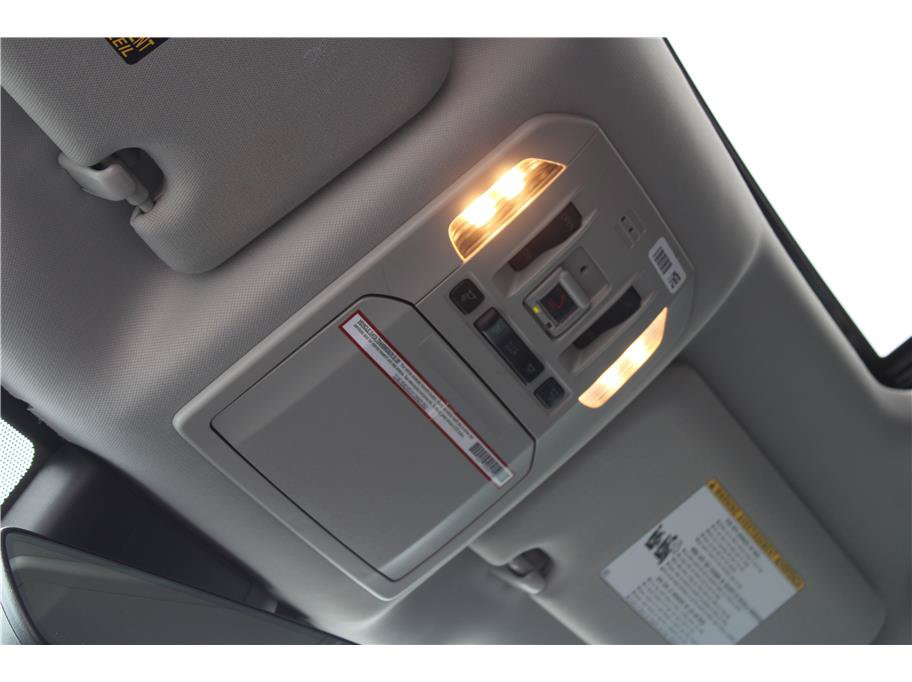 Used 2021 Toyota Highlander XLE AWD/4WD image 32