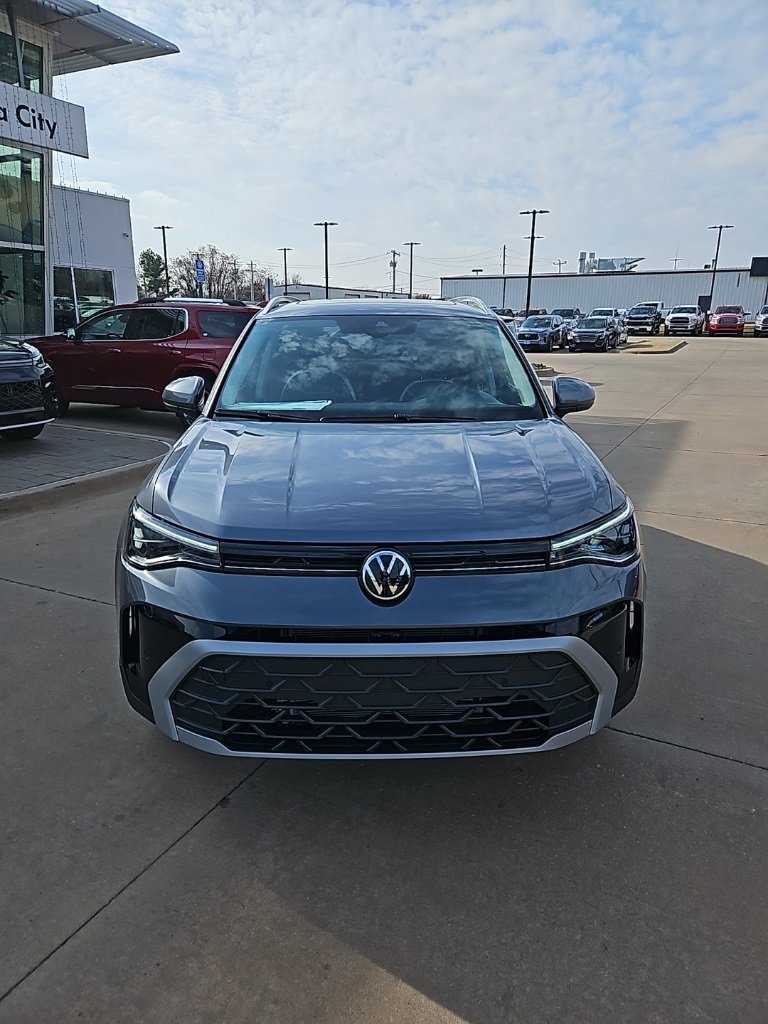 New 2026 Volkswagen Taos SE image 2