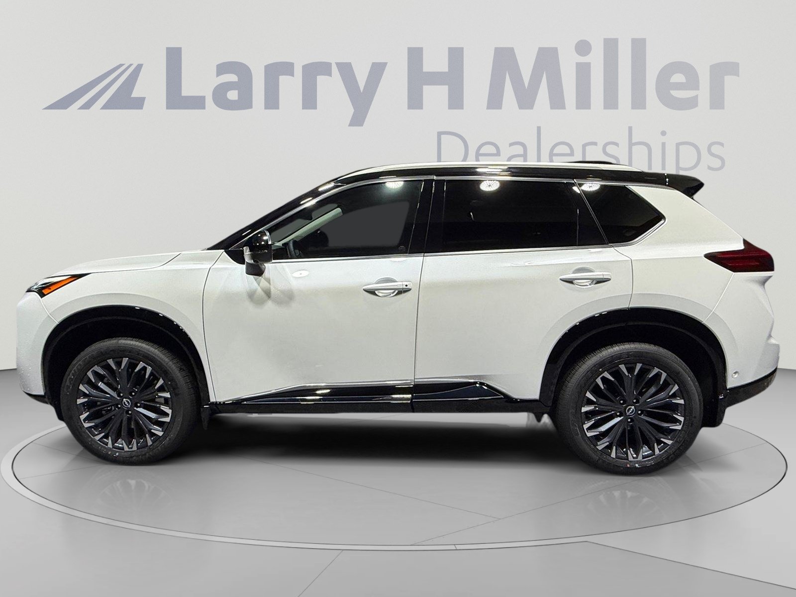 New 2026 Nissan Rogue Platinum w/ Tech Package AWD/4WD image 2