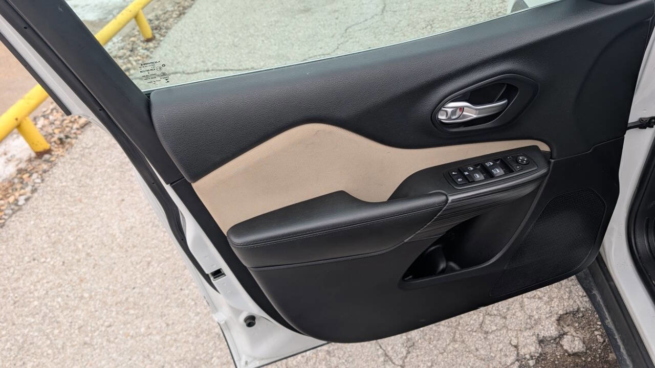 Used 2015 Jeep Cherokee Latitude w/ Cold Weather Group image 16