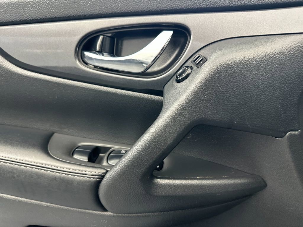 Used 2019 Nissan Rogue SV image 10