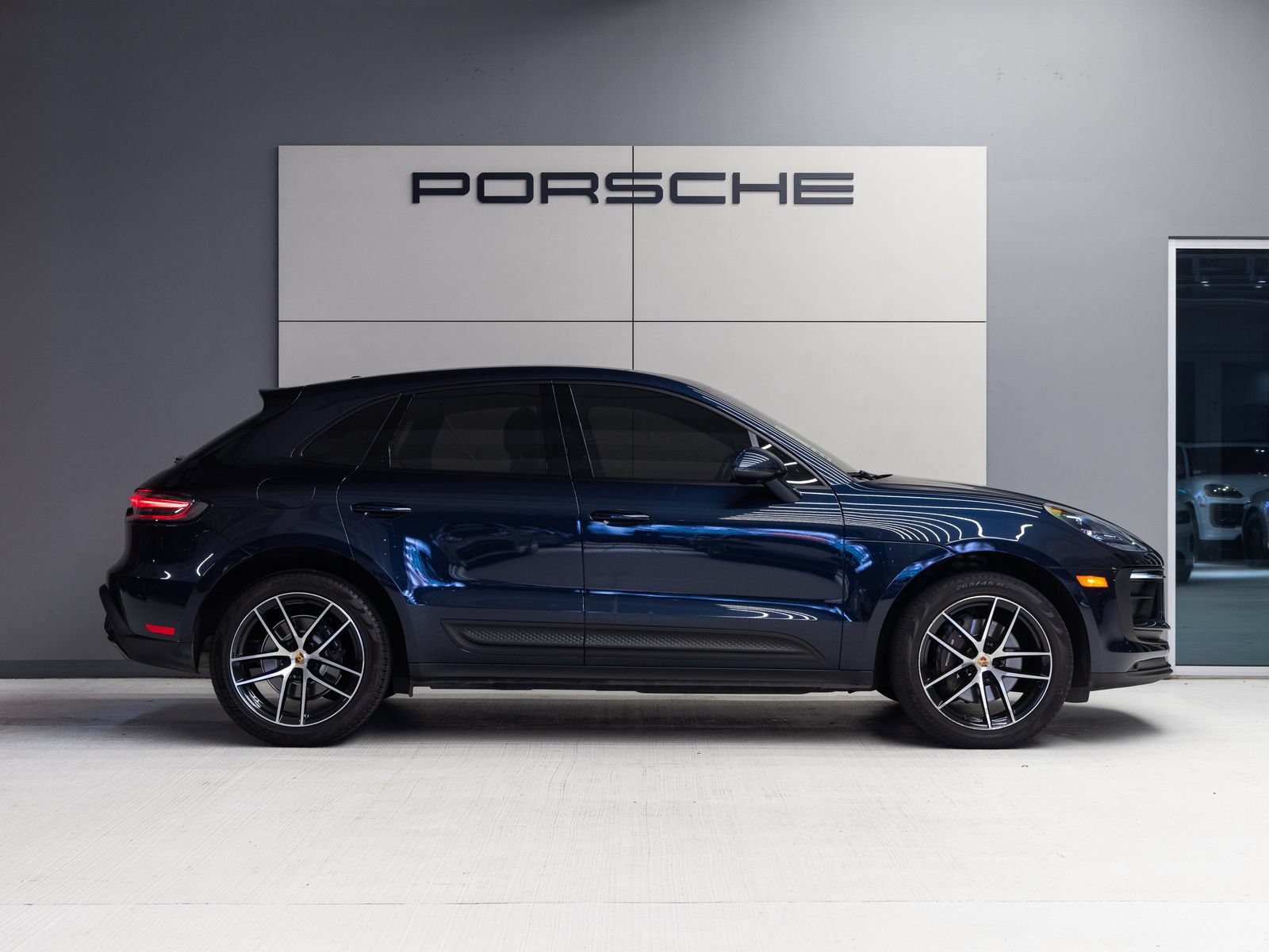Certified 2023 Porsche Macan AWD/4WD image 8