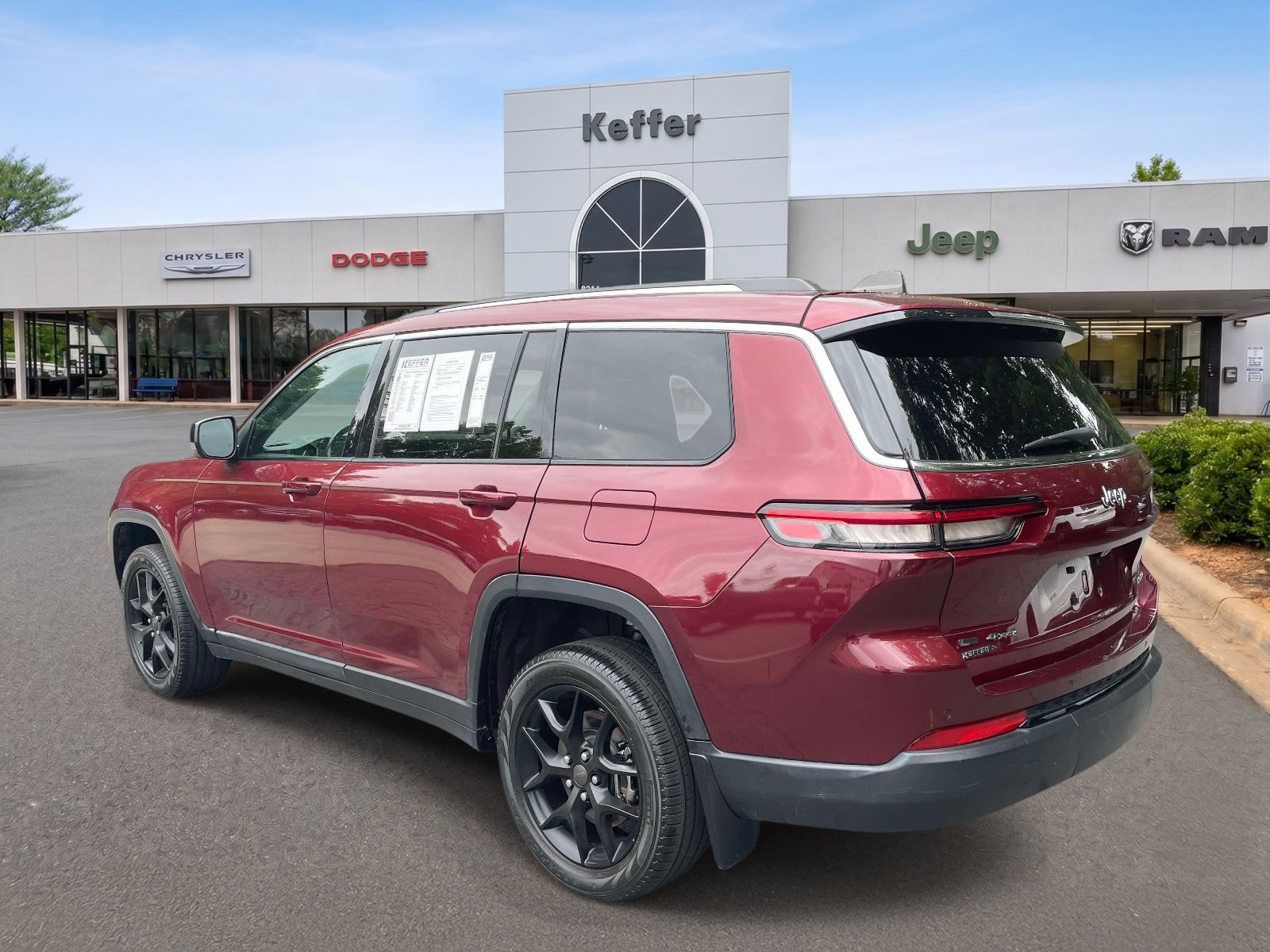 Used 2023 Jeep Grand Cherokee L Laredo AWD/4WD image 4