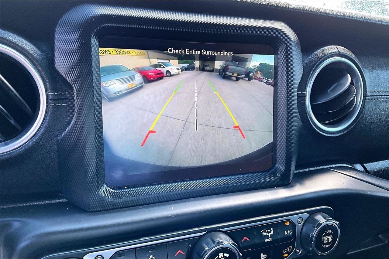 Used 2018 Jeep Wrangler Unlimited Sahara AWD/4WD image 14