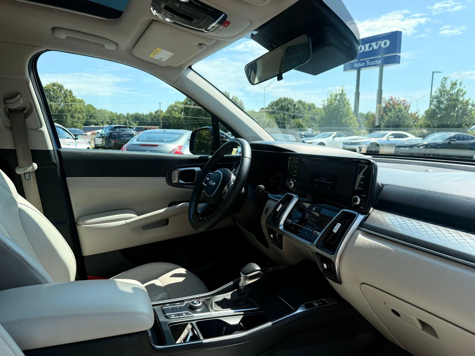 Used 2023 Kia Sorento S w/ Panoramic Sunroof Package image 16