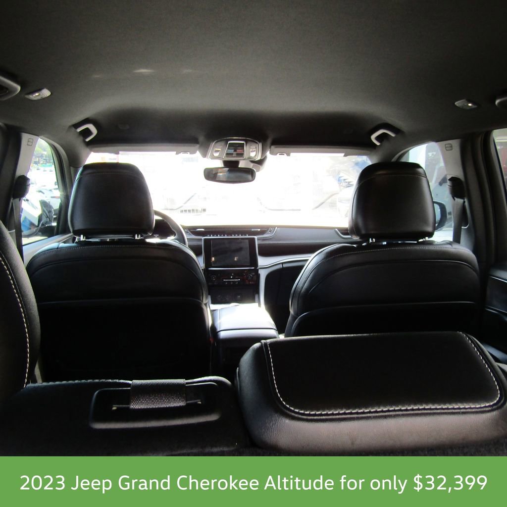 Used 2023 Jeep Grand Cherokee Altitude AWD/4WD image 9