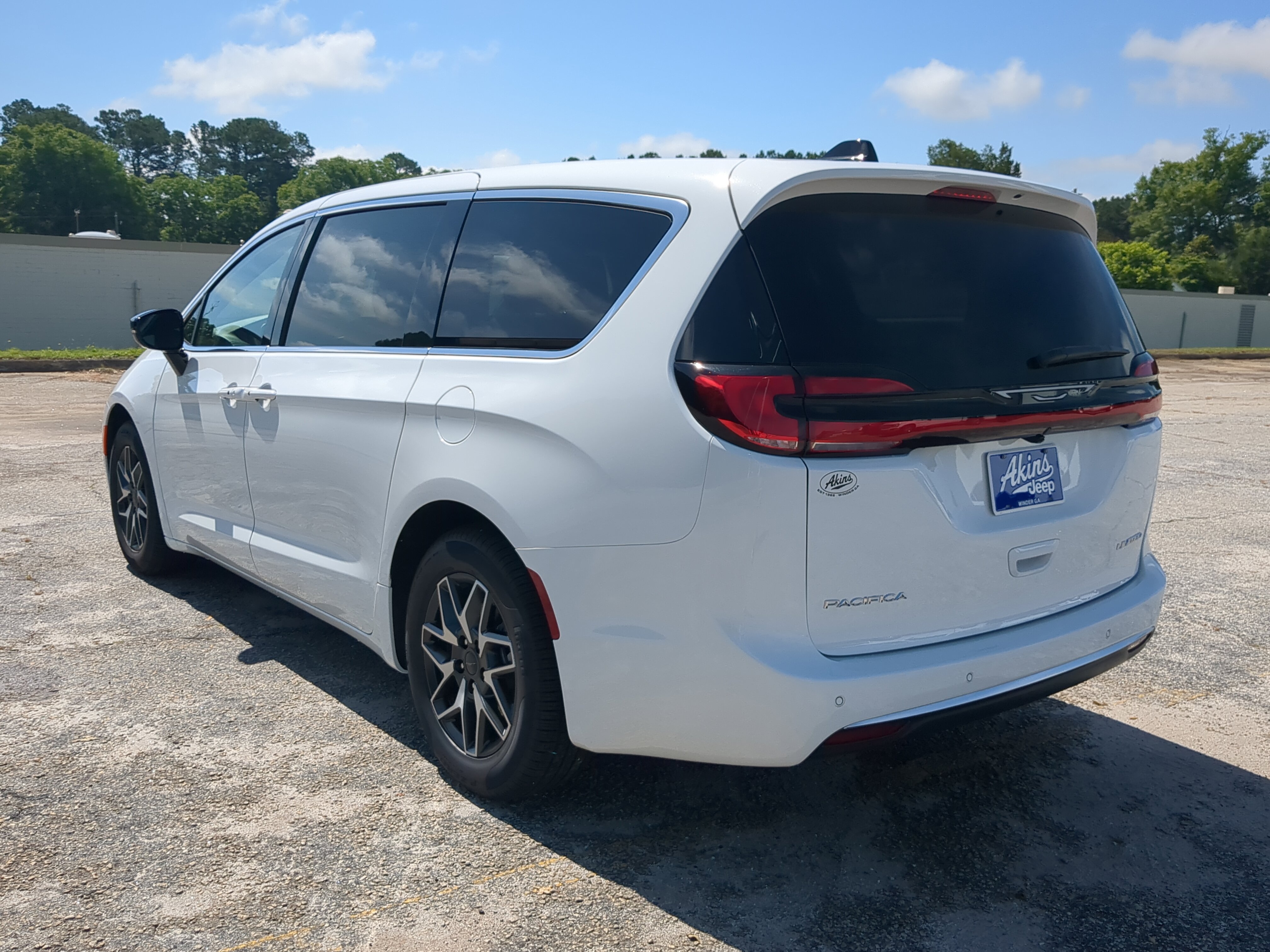 New 2027 Chrysler Pacifica Limited FWD image 5