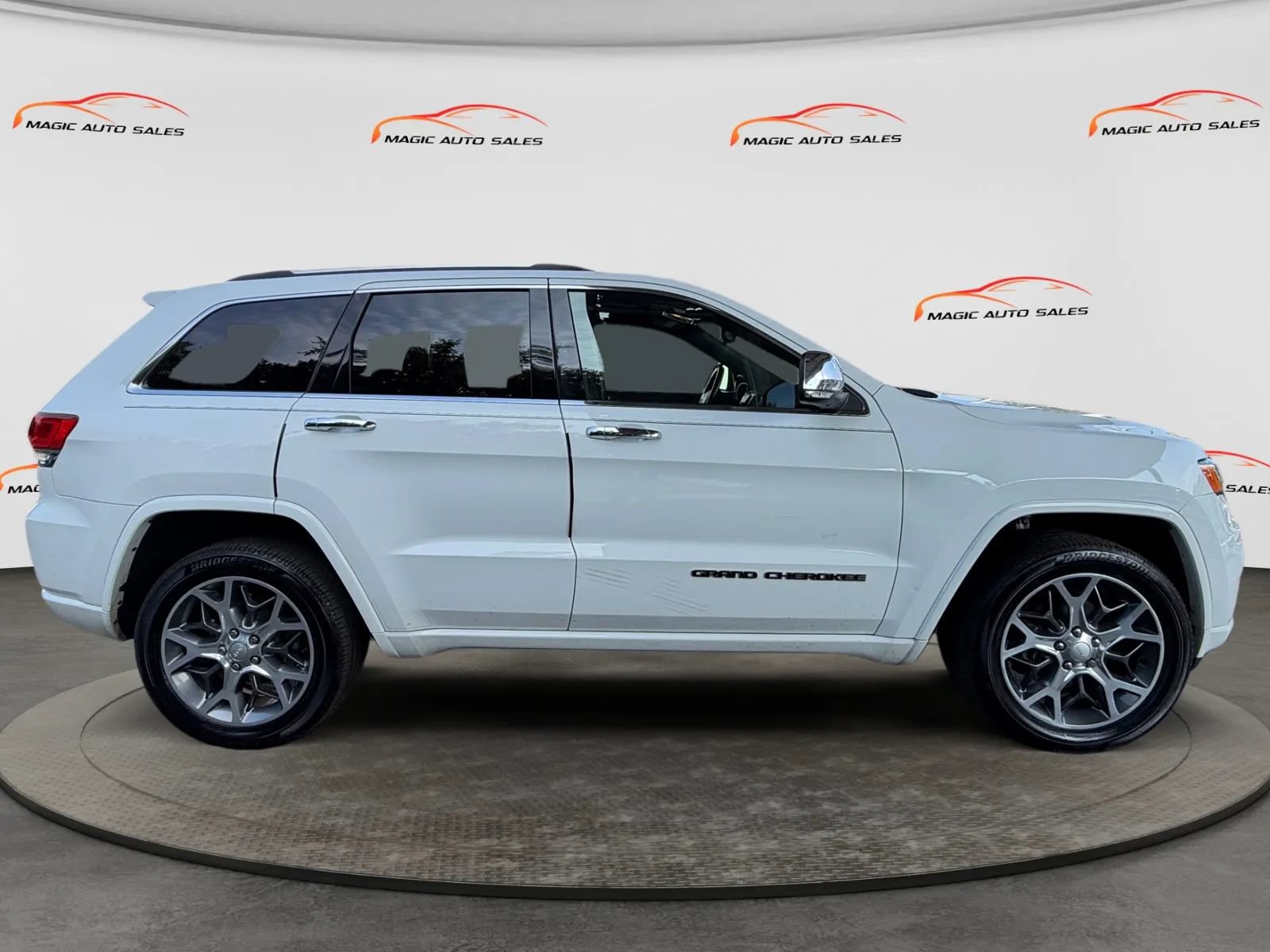 Used 2020 Jeep Grand Cherokee Overland AWD/4WD image 6