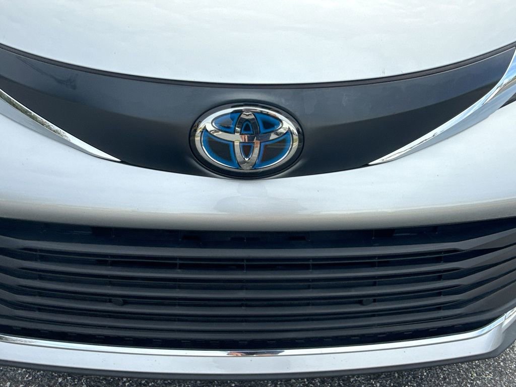 Used 2024 Toyota Sienna XLE image 34