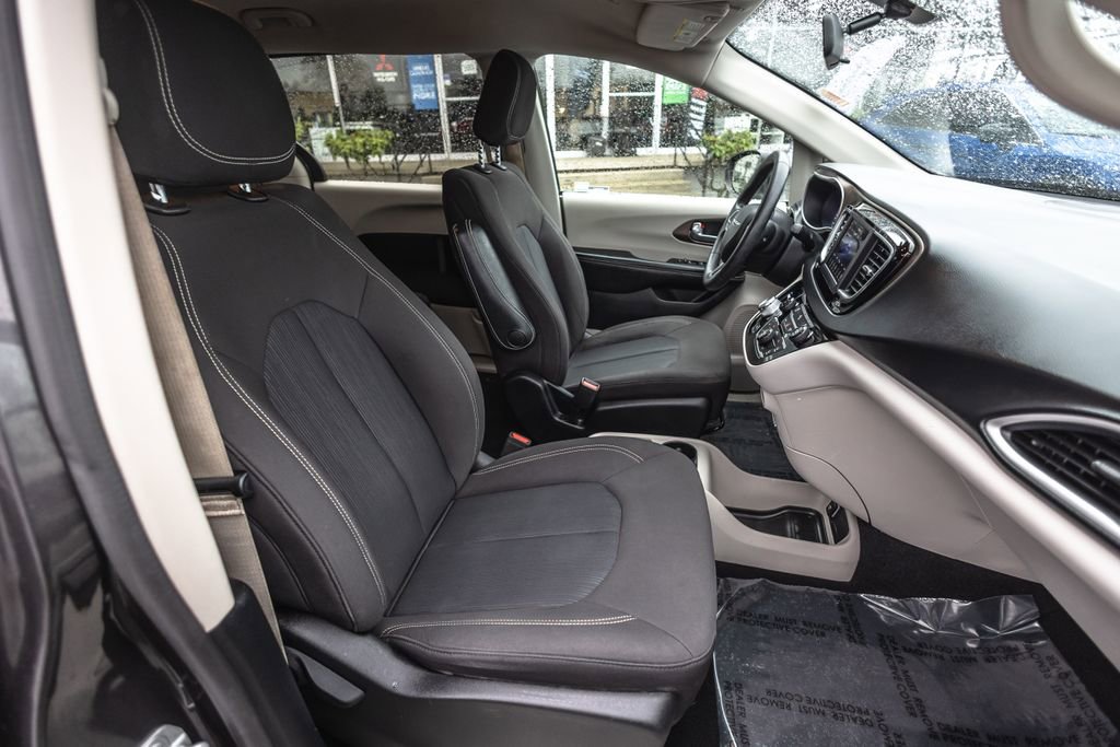 Used 2020 Chrysler Voyager L FWD image 29