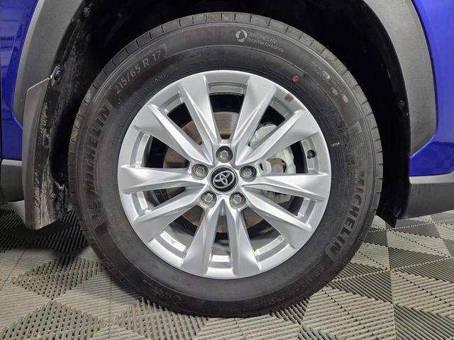 Used 2025 Toyota Corolla Cross LE FWD image 11