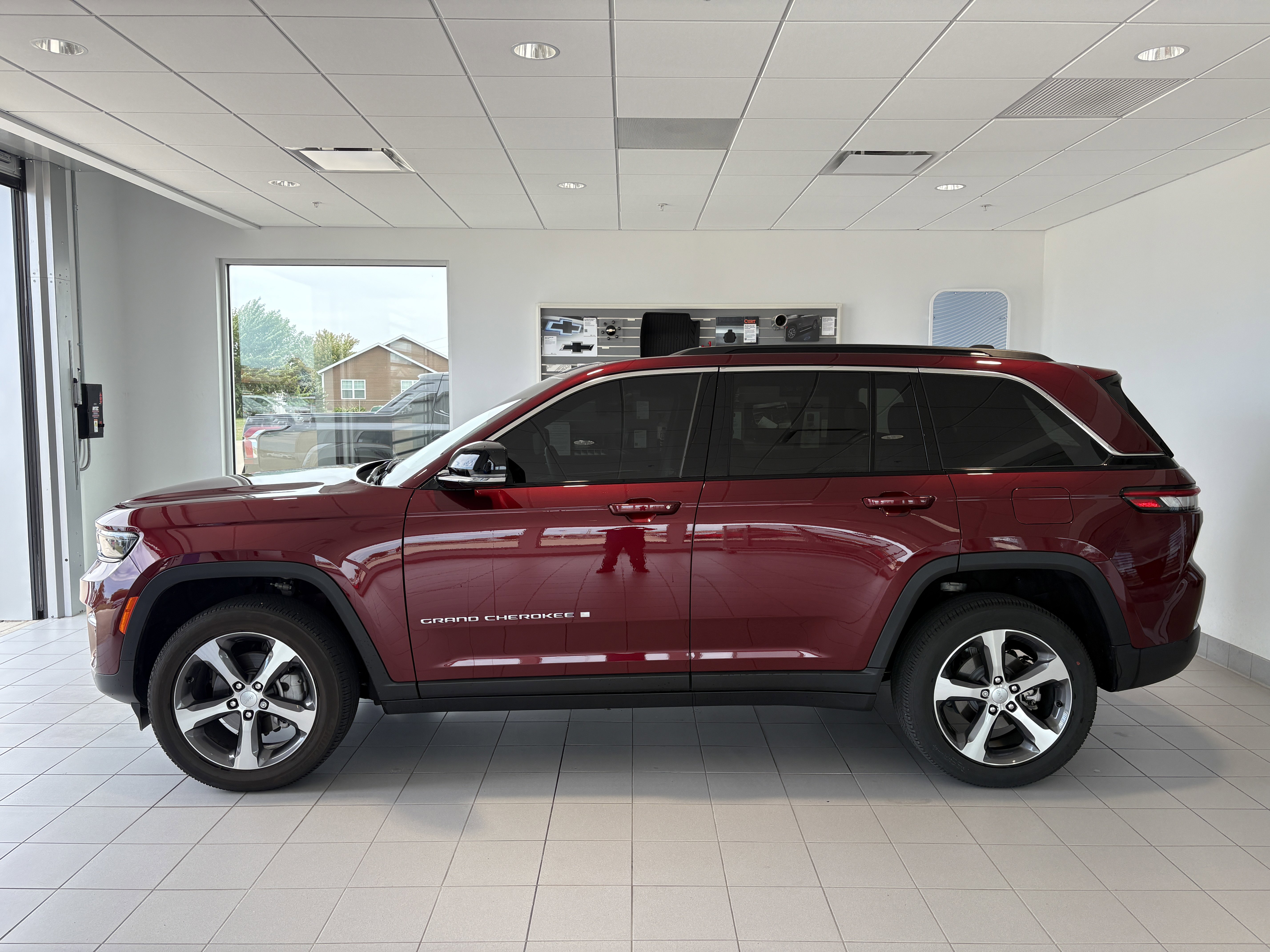 Used 2024 Jeep Grand Cherokee Limited w/ Trailer Tow Package image 2