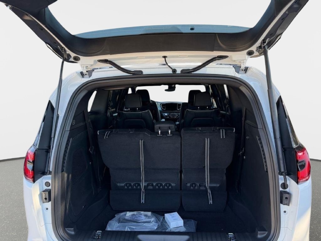 New 2026 Chrysler Pacifica Limited w/ Uconnect Theater Family Group FWD image 34