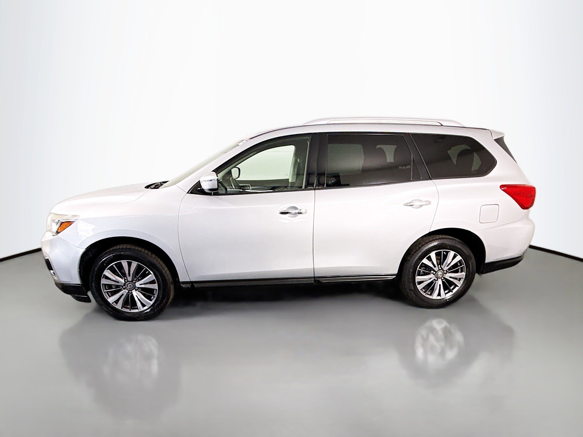 Used 2019 Nissan Pathfinder SV image 6