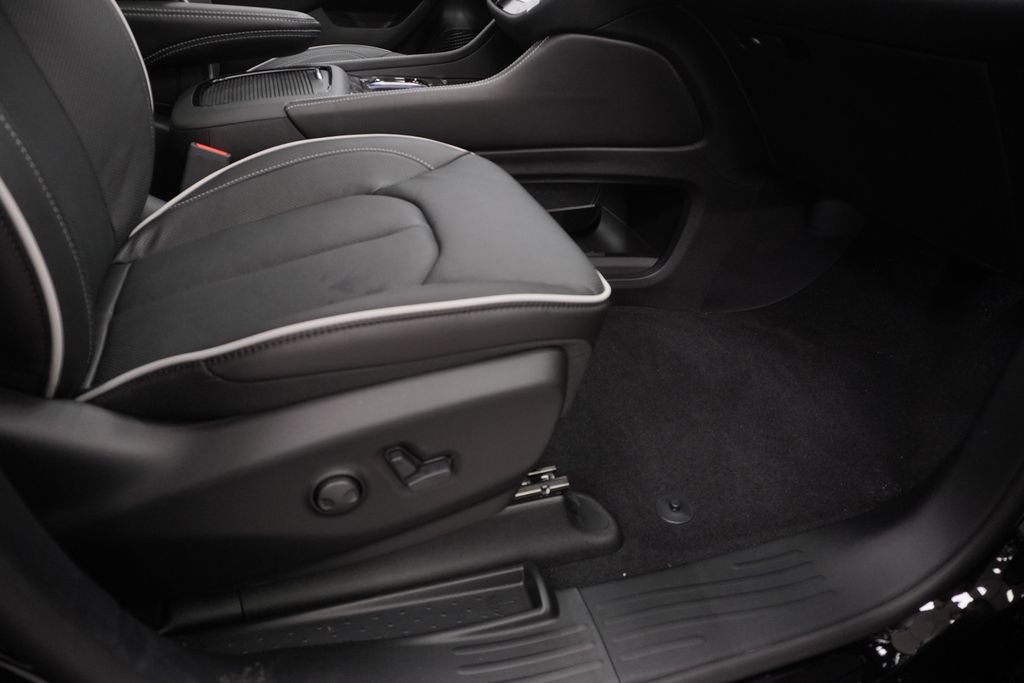 New 2027 Chrysler Pacifica Limited AWD/4WD image 35