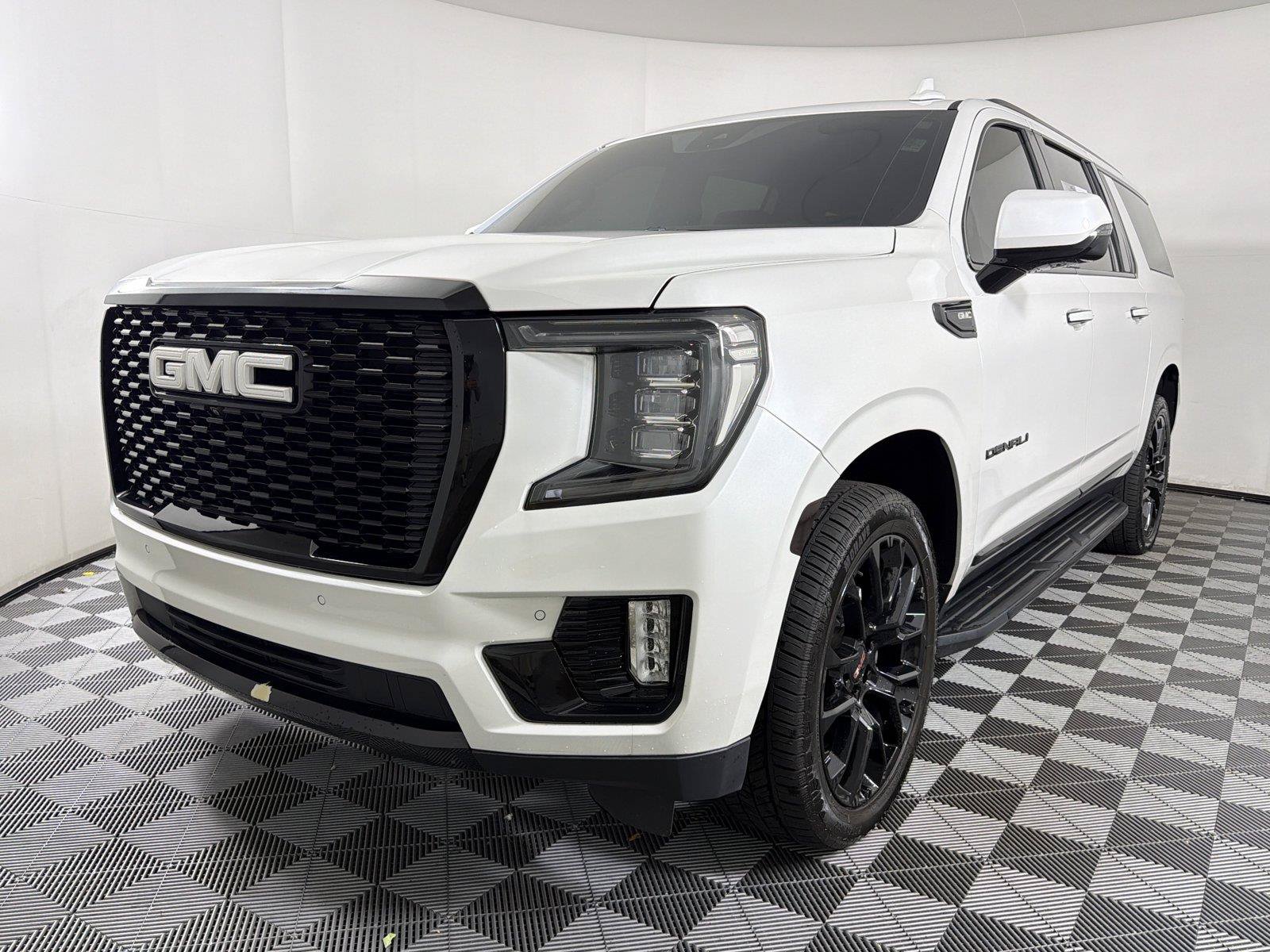 Used 2023 GMC Yukon XL SLT w/ SLT Premium Package AWD/4WD image 3