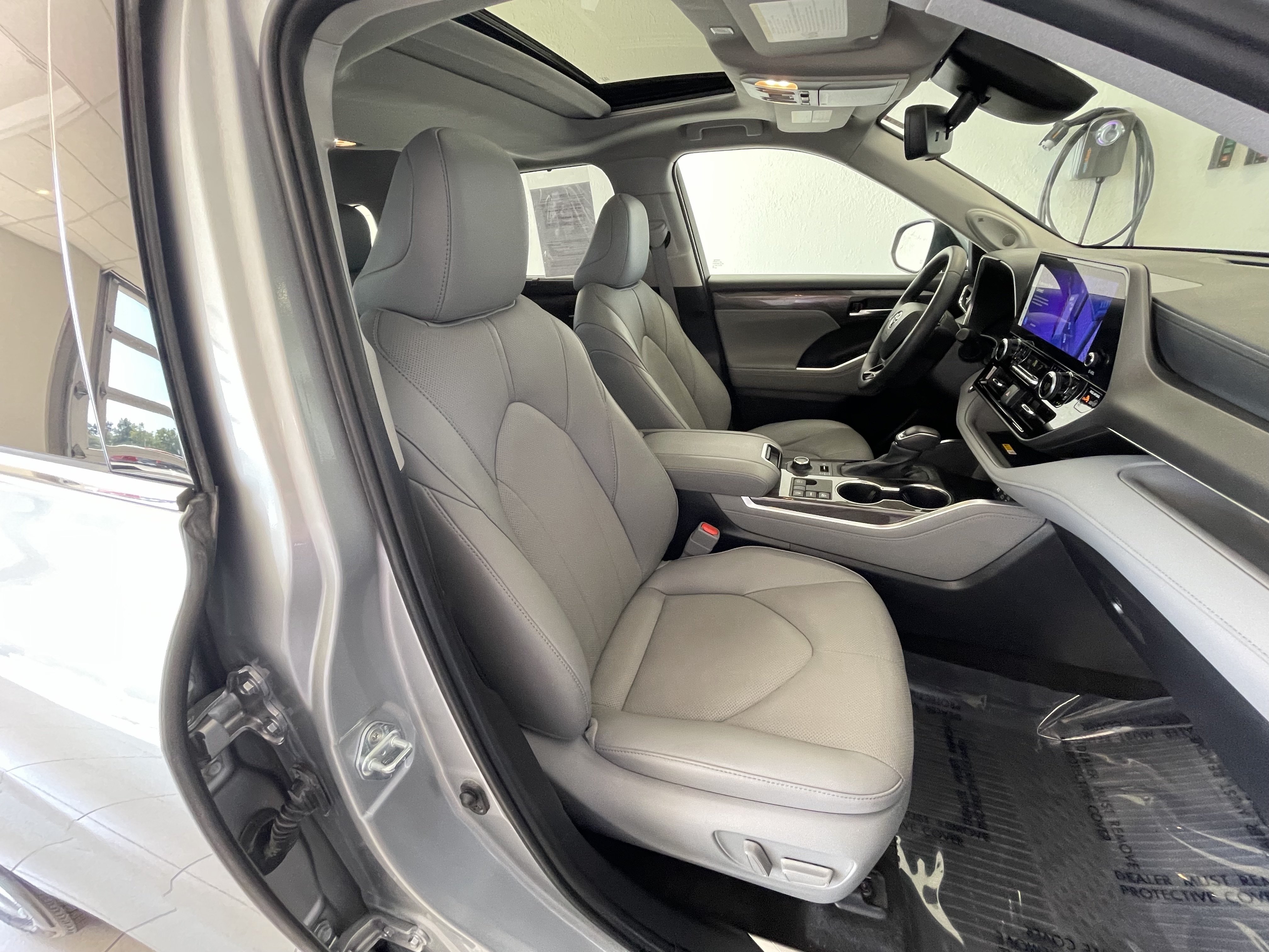 Used 2024 Toyota Highlander Limited AWD/4WD image 12