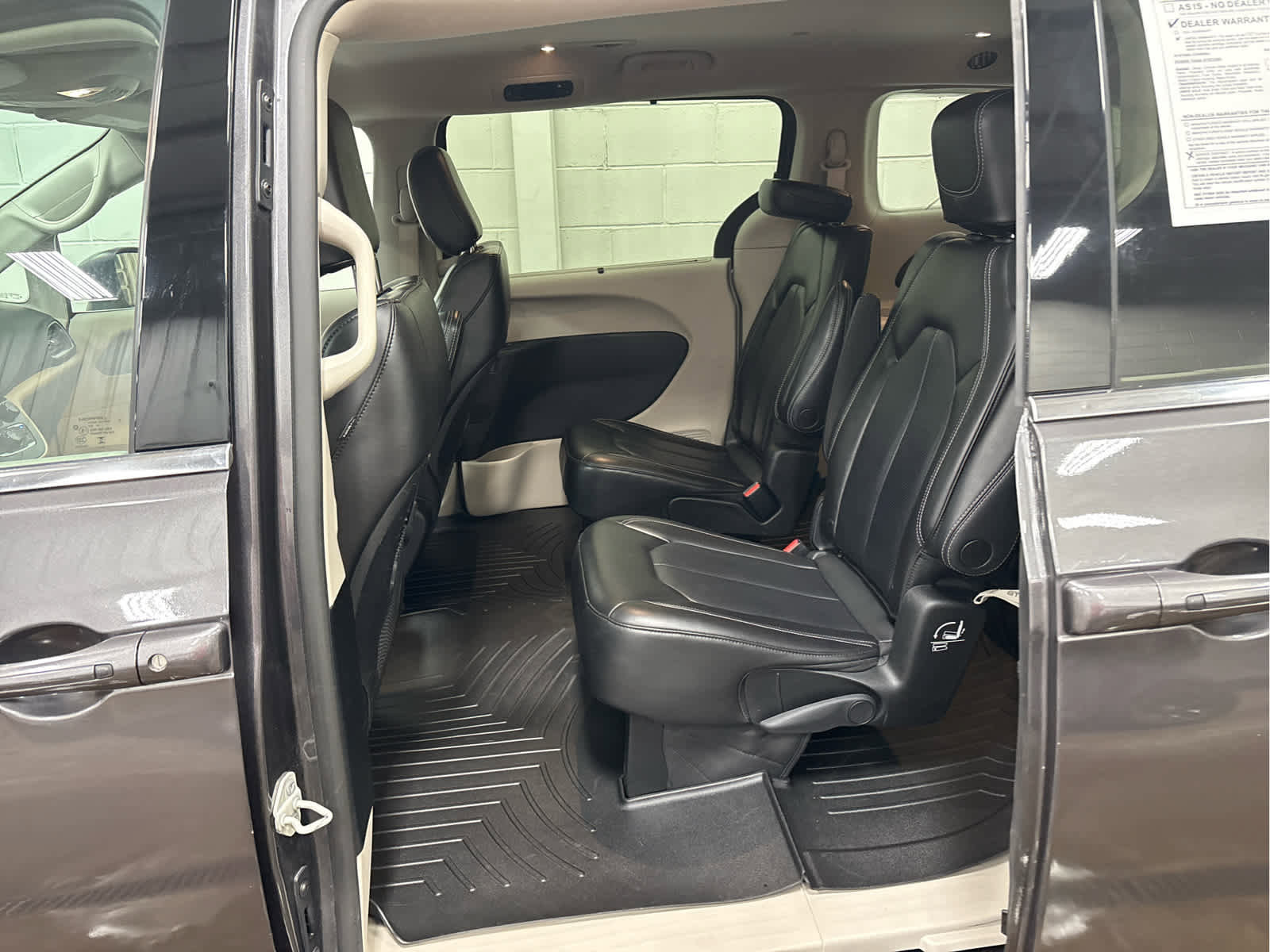 Used 2023 Chrysler Pacifica Touring-L image 38