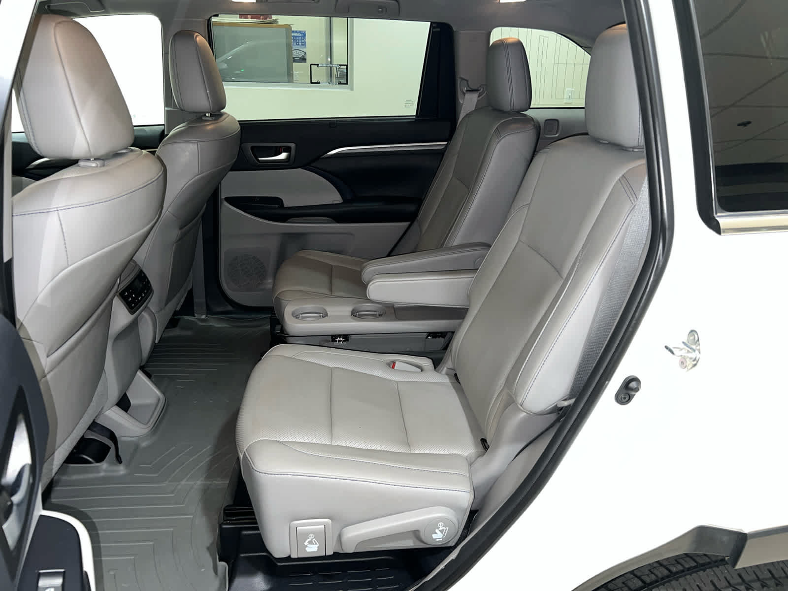 Used 2019 Toyota Highlander Limited Platinum w/ Carpet Mat Package (TMS) AWD/4WD image 16