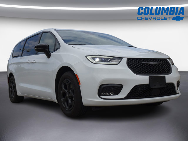 Used 2024 Chrysler Pacifica Limited w/ Uconnect Theater Family Group