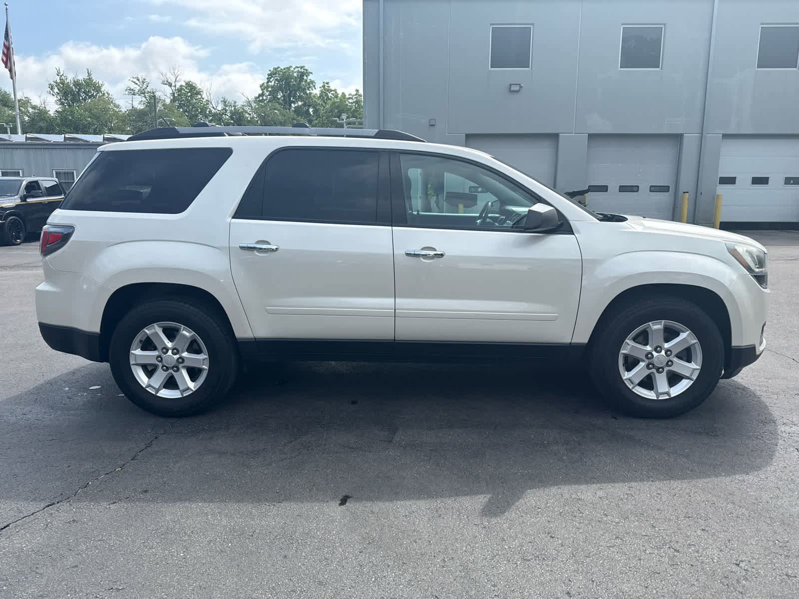 Used 2013 GMC Acadia SLE FWD image 2