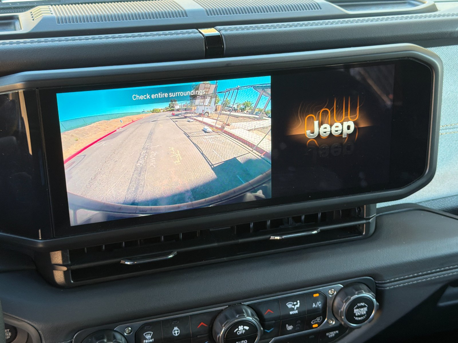 Used 2024 Jeep Wrangler Unlimited Sahara AWD/4WD image 18