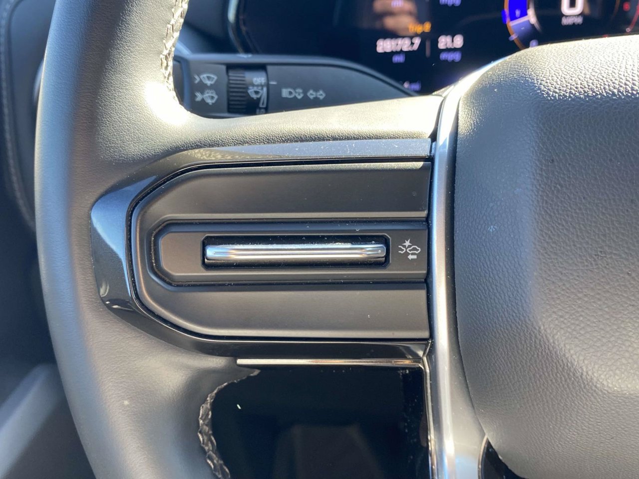 Used 2024 Chevrolet Colorado LT RWD image 29