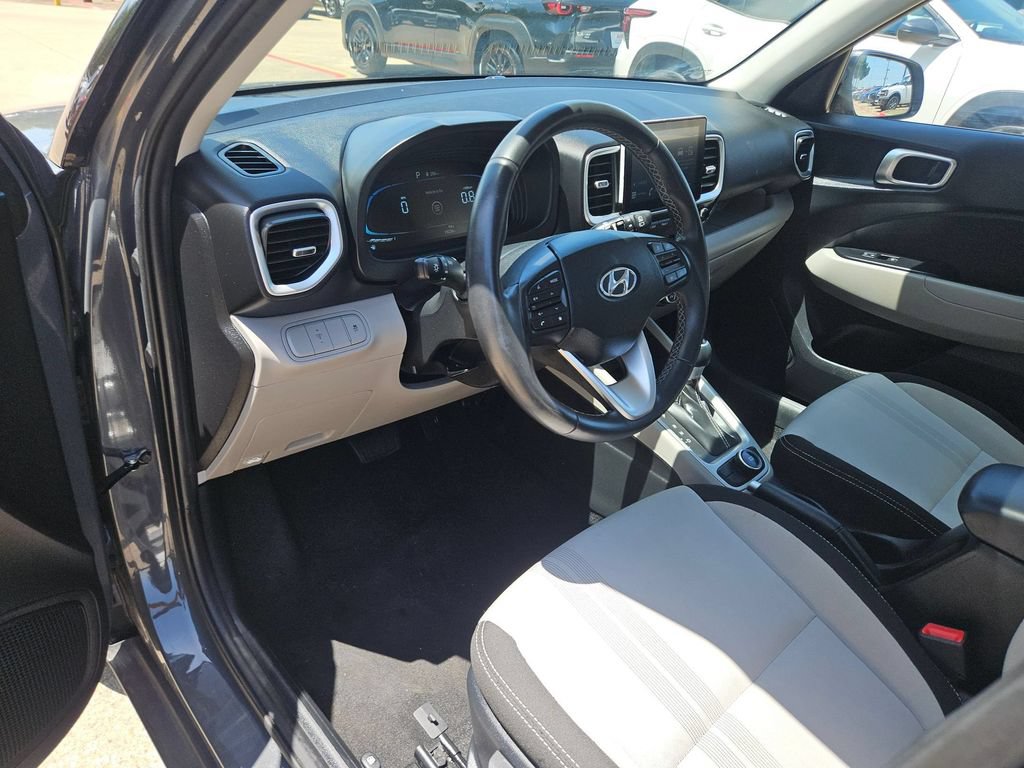 Used 2025 Hyundai Venue SEL FWD image 13
