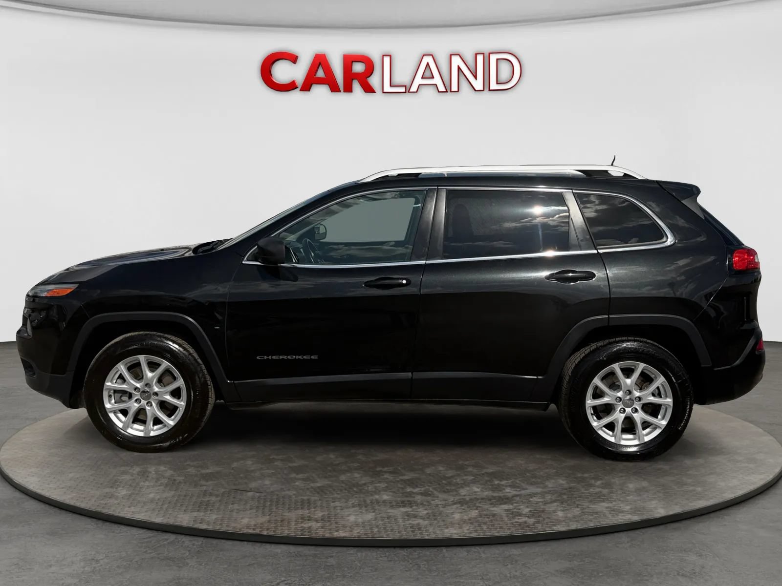 Used 2016 Jeep Cherokee Latitude AWD/4WD image 2