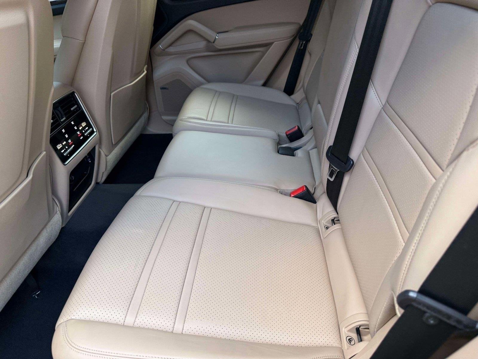 Used 2022 Porsche Cayenne w/ Premium Package image 29