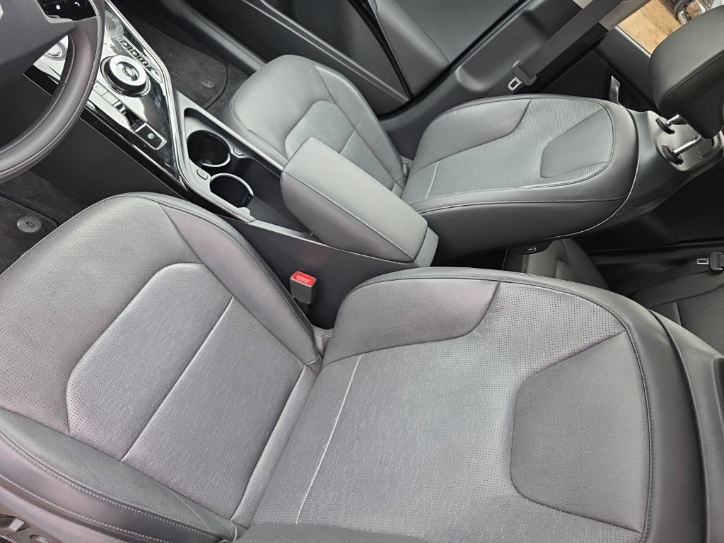 Certified 2025 Kia Niro Wave w/ Wave Preserve Package FWD image 9