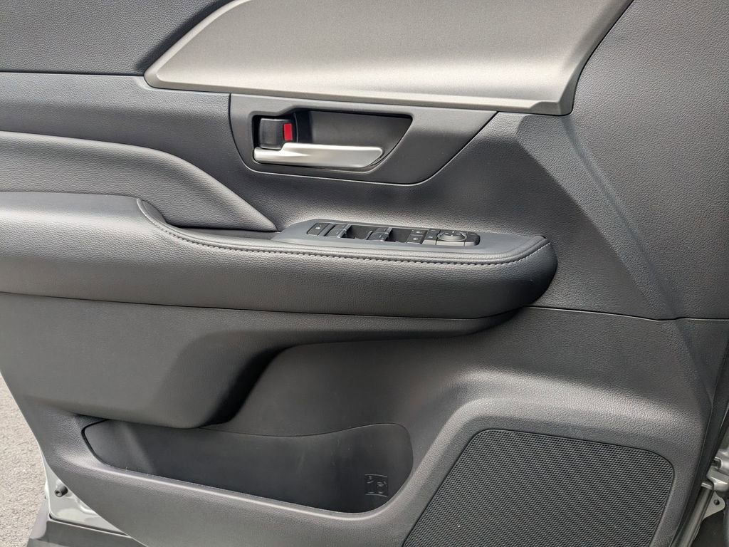 Used 2025 Toyota Grand Highlander XLE image 11