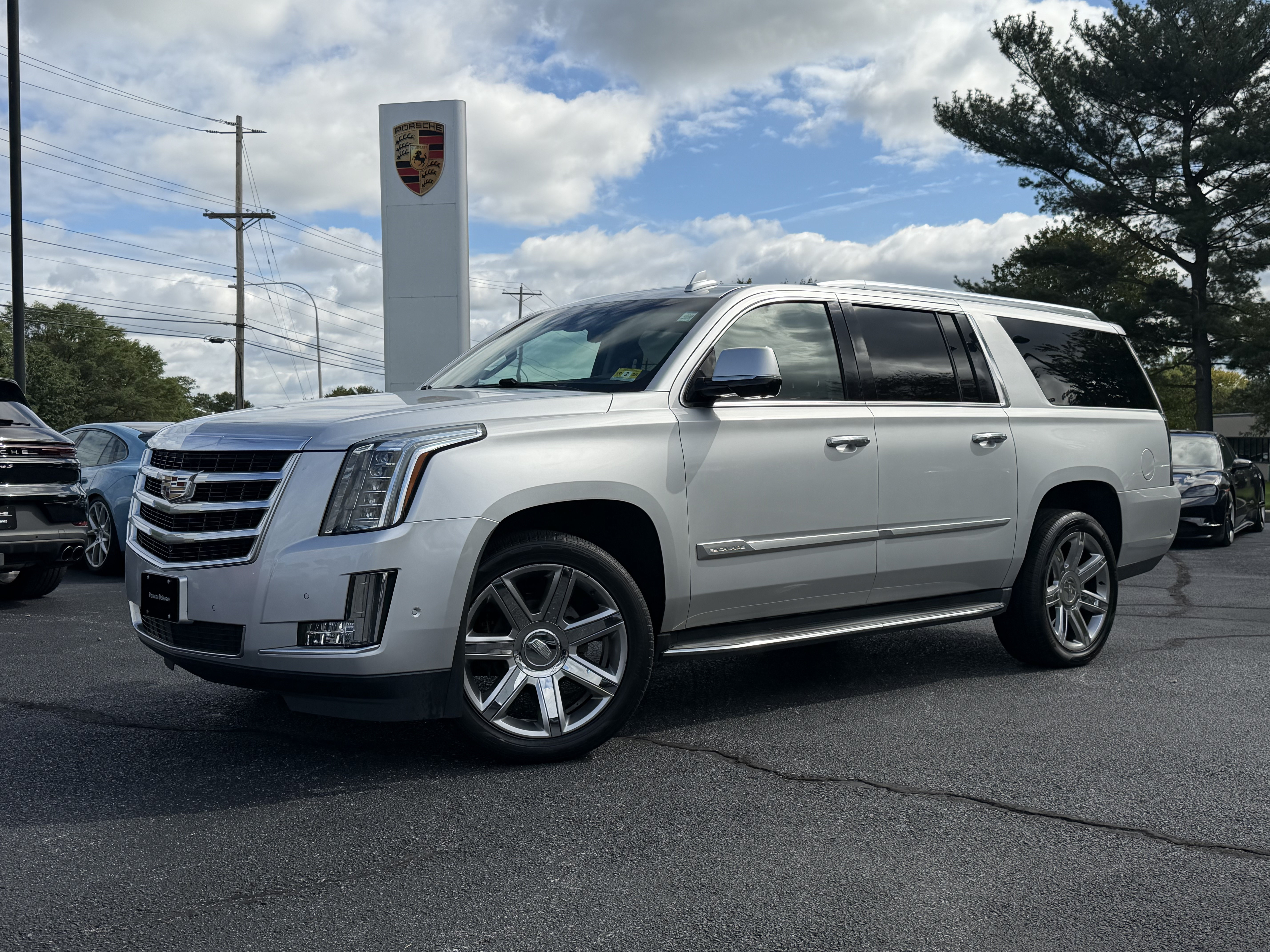 Used 2019 Cadillac Escalade ESV Luxury AWD/4WD image 1