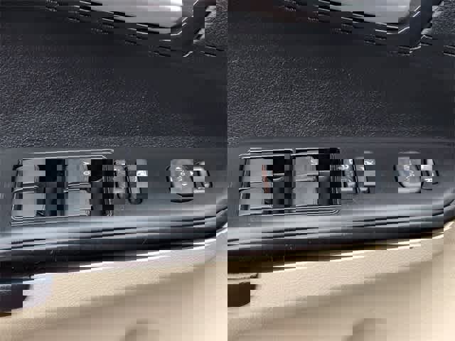 Used 2014 Toyota Camry L image 37