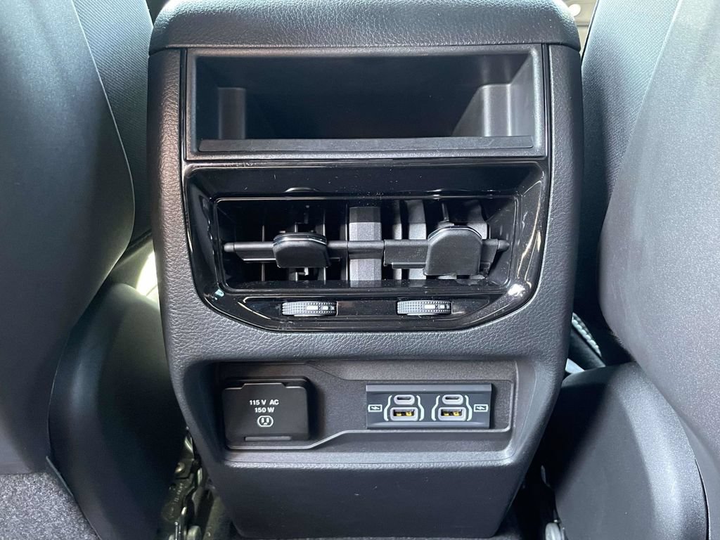 Used 2024 Jeep Grand Cherokee Laredo w/ Luxury Tech Group I RWD image 15