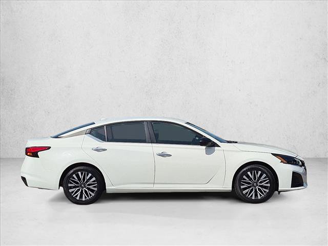 Used 2025 Nissan Altima 2.5 SV FWD image 4