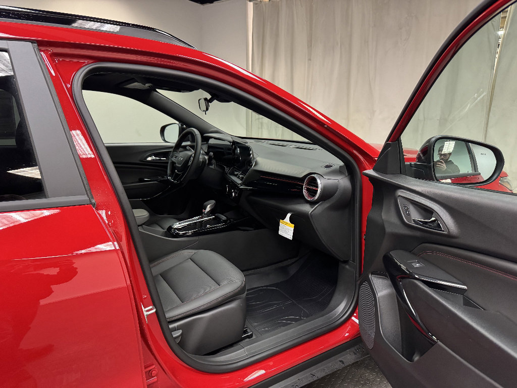 New 2026 Chevrolet Trax RS w/ Sunroof Package FWD image 17