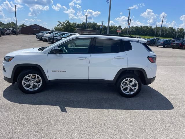 Used 2024 Jeep Compass Latitude w/ Convenience Group AWD/4WD image 5