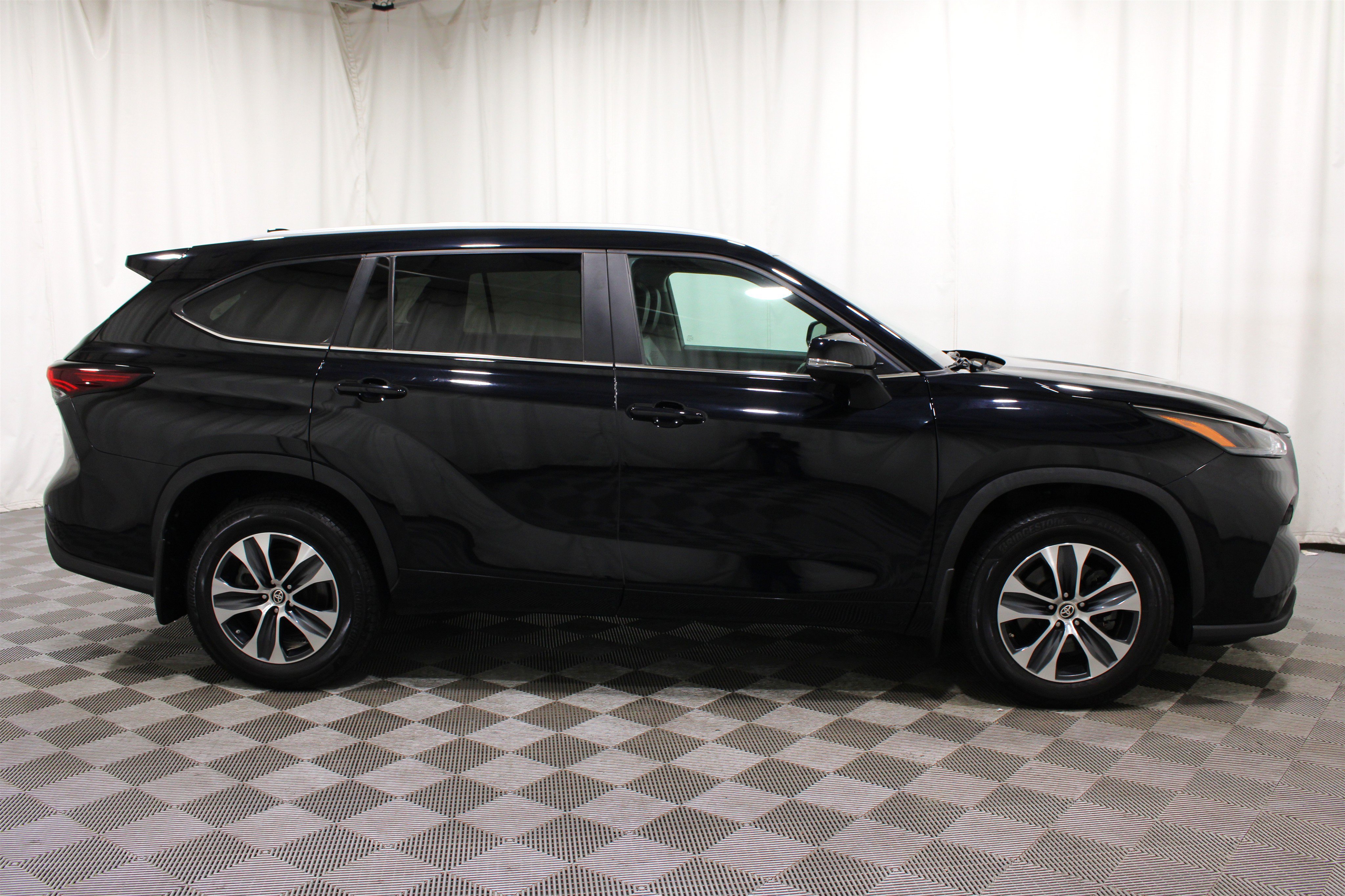 Used 2024 Toyota Highlander XLE AWD/4WD image 30