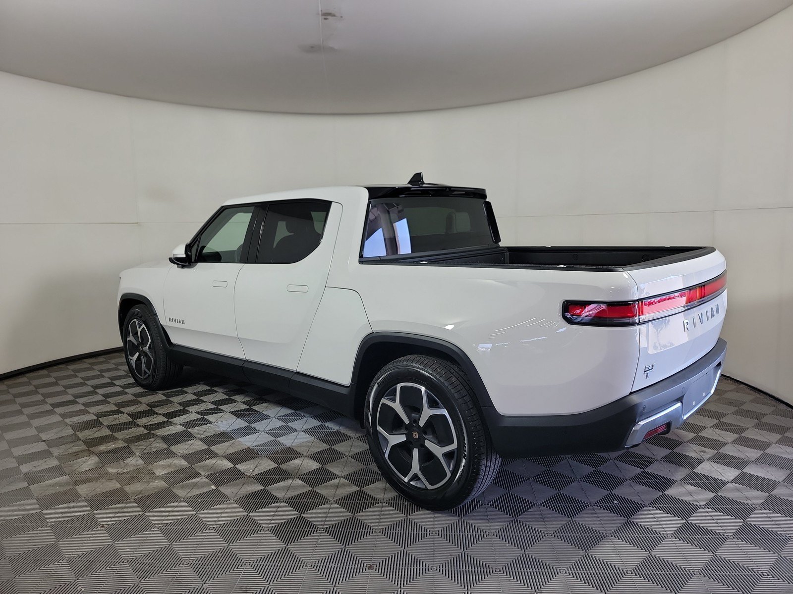 Used 2024 Rivian R1T Adventure AWD/4WD image 3