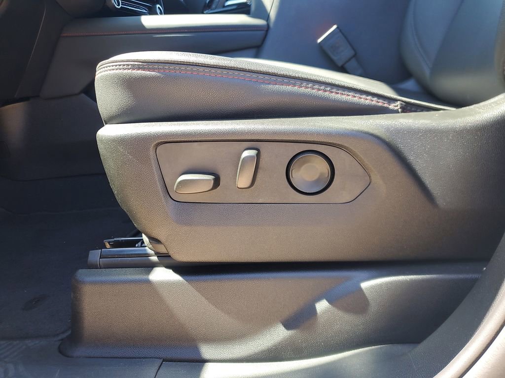 Used 2025 Chevrolet Suburban RST image 15