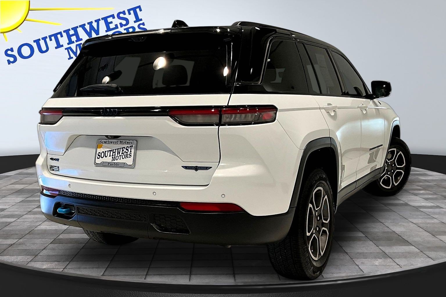 Used 2023 Jeep Grand Cherokee Trailhawk w/ Advanced Protech Group II AWD/4WD image 7