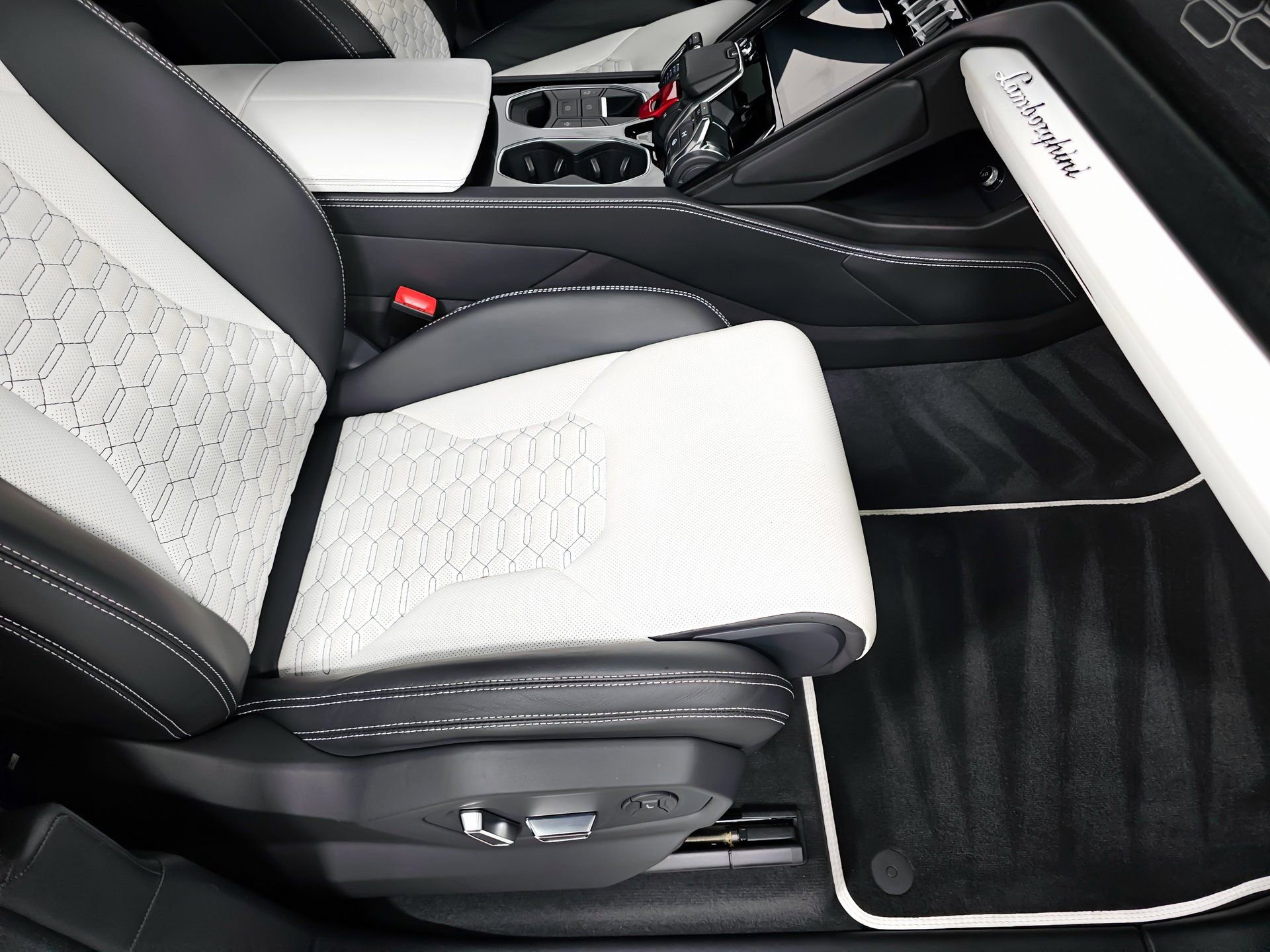 Used 2021 Lamborghini Urus image 16