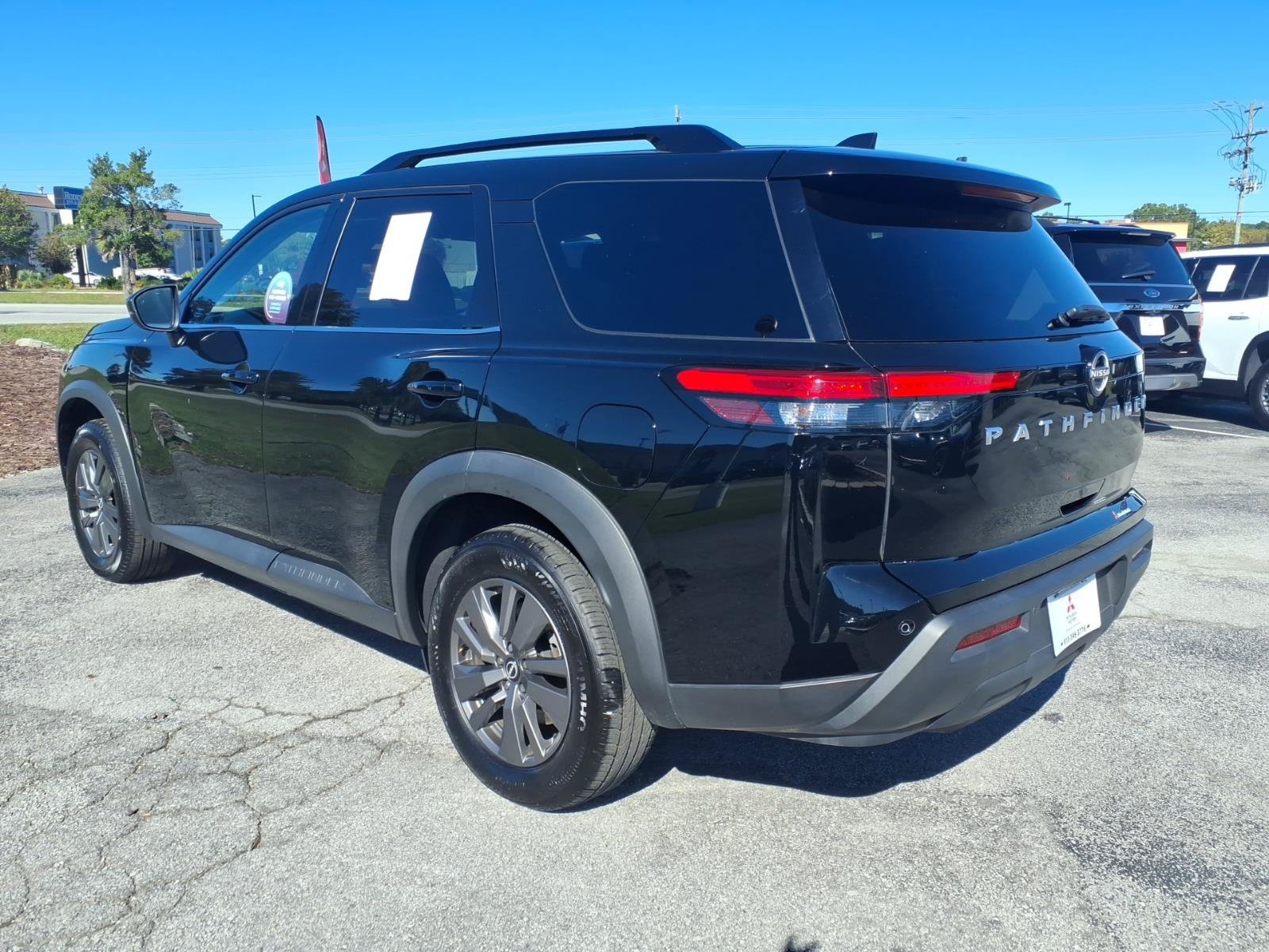 Used 2025 Nissan Pathfinder SV FWD image 4