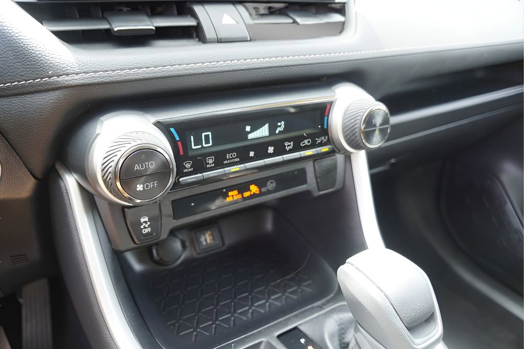 Used 2025 Toyota RAV4 XLE image 25
