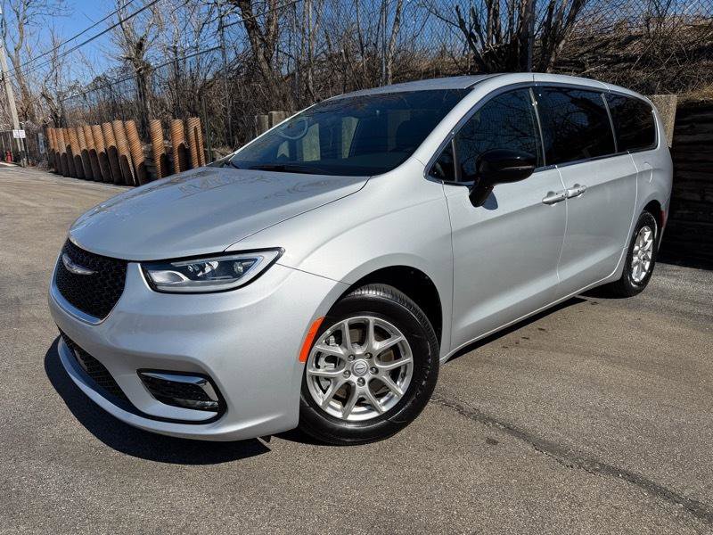 Used 2026 Chrysler Pacifica Select FWD image 5