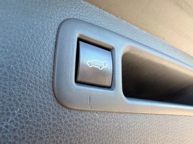 Used 2023 Toyota Highlander LE AWD/4WD image 31