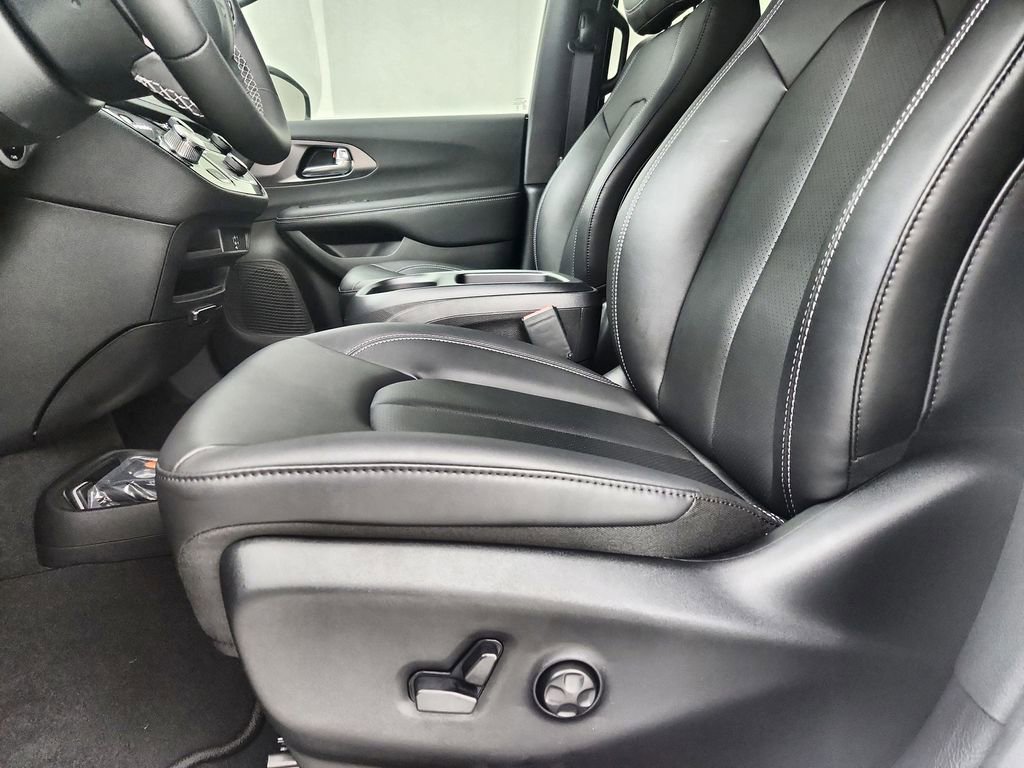 New 2026 Chrysler Pacifica Select FWD image 12