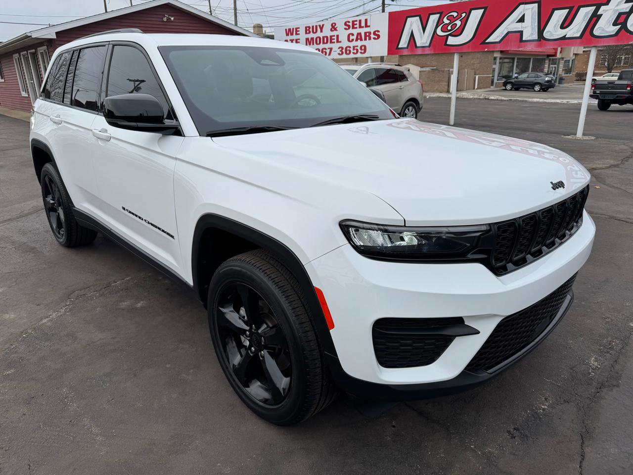 Used 2024 Jeep Grand Cherokee Altitude image 3