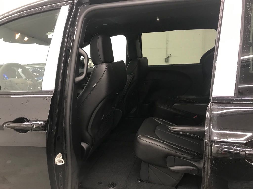 New 2026 Chrysler Pacifica Select w/ S Appearance Package image 28